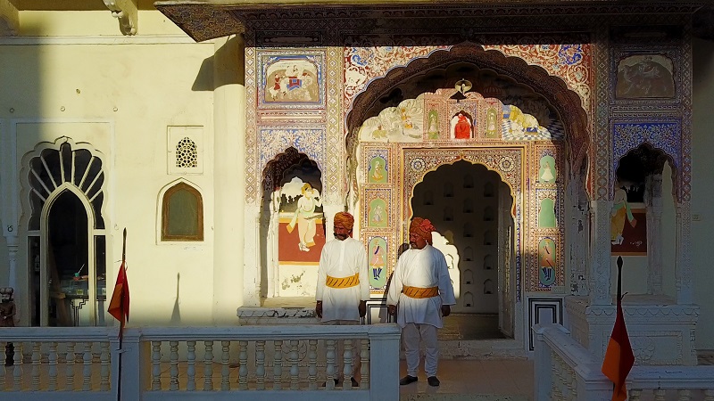 Rajasthan Fort Hotel Castle Mandawa photo of cermonial guards and painted arches